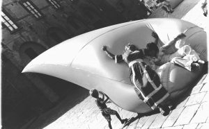 Franco Mazzucchelli, A.TO A., piazza dei Priori, Volterra, 1973. Fotografia di Enrico Cattaneo