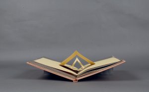 Bruno MunariScultura da viaggio, dal libro Documenti d’arte d’oggi, 1958 oggetto interno in cartoncino piegato tagliato e apribileCivica Biblioteca d’Arte, Milano Foto Luca Postini