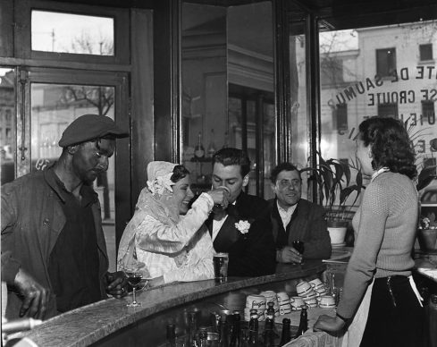 Robert Doisneau, Café noir et blanc, Joinville le pont, 1948. © Atelier Robert Doisneau