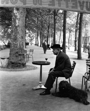 Robert Doisneau, Jacques Prévert au guéridon, 1955. © Atelier Robert Doisneau