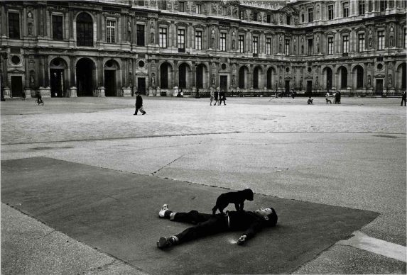 Robert Doisneau, Cour carrée du Louvre, 1969. © Atelier Robert Doisneau