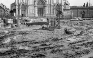 Gian Piero Frassinelli, Piazza Santa Croce il giorno successivo all’Alluvione, Firenze 1966, Courtesy l’autore