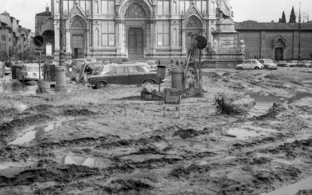 Gian Piero Frassinelli, Piazza Santa Croce il giorno successivo all’Alluvione, Firenze 1966, Courtesy l’autore
