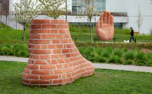 Judith Hopf, Hand and Foot for Milan, 2017-2018, courtesy ArtLine Milano, foto di Alberto Fanelli