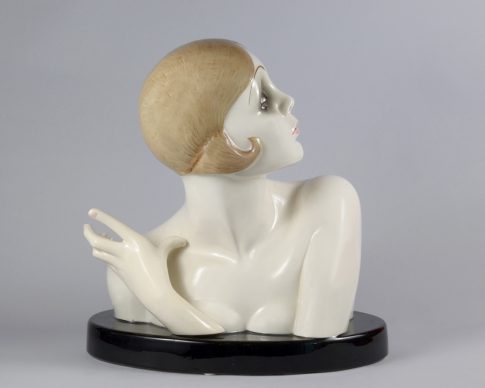 Sandro Vacchetti, Busto, terraglia, 1930, modello 161. Collezione Giuseppe e Gabriella Ferrero. Foto Bruna Biamino