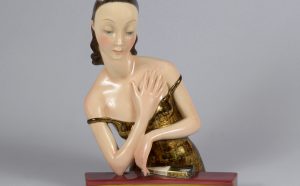 Elena König Scavini, A teatro, modello 840, terraglia, h 28,5 x 20,5 x 11,8 cm. Collezione Giuseppe e Gabriella Ferrero. Foto Bruna Biamino