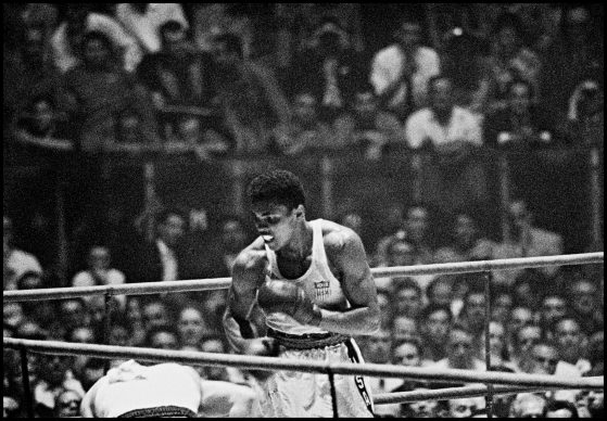 Thomas Hoepker, Roma, 1960, Olimpiadi, Muhammad Ali si batte per la medaglia d’oro nella categoria pesi mediomassimi © Thomas Hoepker / Magnum Photos