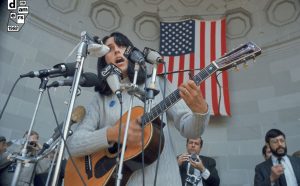 Joan Baez canta nel corso di una manifestazione contro la guerra, Central Park - New York, 3 aprile 1968