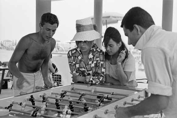 Erich Lessing, Cesenatico, 1960, In spiaggia © Erich Lessing / Magnum Photos