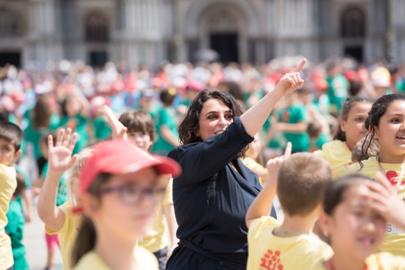 Marinella Senatore prende parte alla performance Scendi in piazza con WE the KIDS, Kids Creative Lab 6, 2018, Piazza San Marco, Venezia. Photo by Davide Carrer