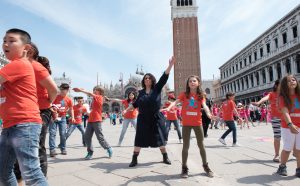 Marinella Senatore prende parte alla performance Scendi in piazza con WE the KIDS, Kids Creative Lab 6, 2018, Piazza San Marco, Venezia. Photo by Davide Carrer