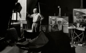 Pablo Picasso nel suo studio. 1948 © Herbert List_Magnum Photos