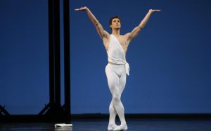 Roberto Bolle in Apollo. Coreografia di George Balanchine. Direttore: Marcello Rota © The George Balanchine Trust. Photo by Marco Brescia / Teatro alla Scala