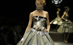 © PHOTO PETER STIGTER, COLLECTION VIKTOR & ROLF A/W 2006-2007