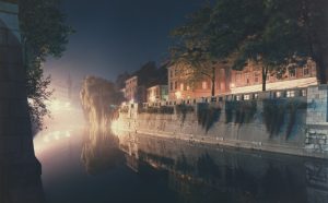 Luigi Ghirri, Lubiana, 1988, Jože Plečnik, interventi sul lungofiume di Lubiana © Eredi di Luigi Ghirri / Courtesy Editoriale Lotus