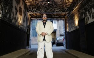 Julian Schnabel in front of WestLicht Museum, Vienna, 2017 © Peter Coeln
