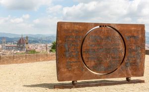 Eliseo Mattiacci, senza titolo (scultura che guarda) mostra-belvedere_anteprima_ph Simona Fossi