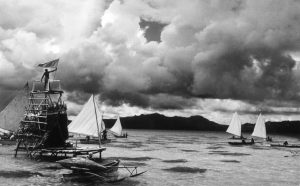 Folco Quilici_Segnale del maltempo da una torre di pesca davanti a Taha, Isole Sottovento