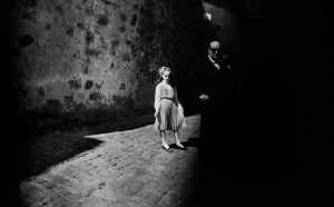 Letizia Battaglia, La bambina e il buio, Baucina, 1980 © Letizia Battaglia