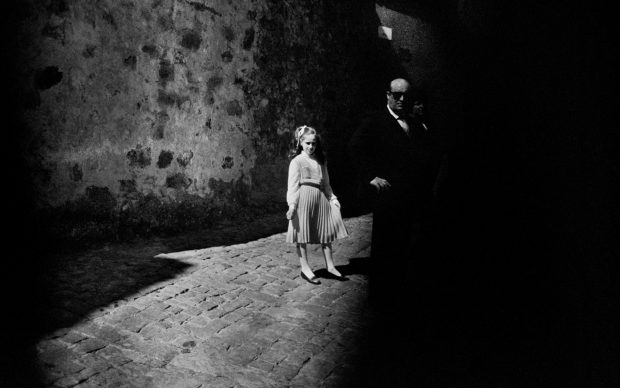 Letizia Battaglia, La bambina e il buio, Baucina, 1980 © Letizia Battaglia