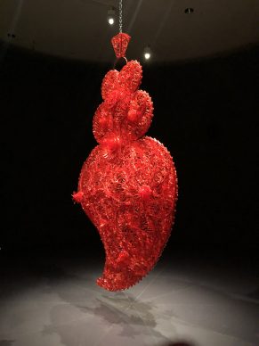Joana Vasconcelos, Red Independent Heart (Coração Independente Vermelho), 2005. Museu Colecção Berardo © Joana Vasconcelos, VEGAP, Bilbao, 2018.