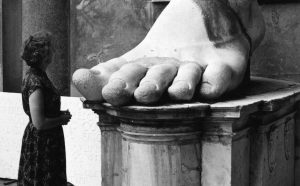 Edwin Smith, Fragments of the colossal statue of Constantine the Great, Palazzo dei Conservatori. Gelatine silver print, 1954 Edwin Smith / RIBA Collections
