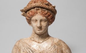 Busto fittile di Demetra, Agrigento, Abitato di Porta II, fine IV - inizi III secolo a.C. terracotta, h cm 23
