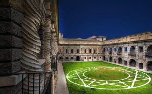 Massimo Uberti, una Grande Linea di 16 tubi neon sotto il loggiato della Cavallerizza, una Ellissi con 8 tubi neon piegati cm.700x350, una grande pianta di città di 2700 cm di diametro