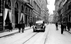 Giugno 1934 VIA CALZAIUOLI Una grossa berlina dalle linee molto moderne transita nella centrale via Calzaiuoli A large sedan with modern features passes through via Calzaiuoli Foto Locchi/©Archivio Foto Locchi