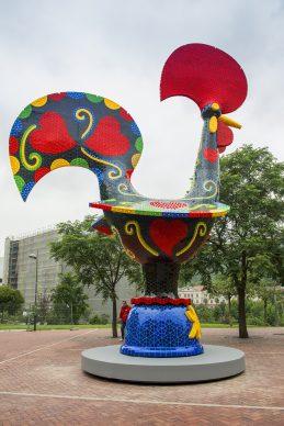 Joana Vasconcelos, Pop Rooster (Pop Galo), 2016. Collection of the artist. Work produced with the support of Gallo Worldwide © Joana Vasconcelos, VEGAP, Bilbao, 2018.