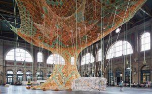 Ernesto Neto, GaiaMotherTree, 2018, veduta dell'installazione nella stazione di Zurigo Centrale. Image by Mark Niedermann © fondation beyeler