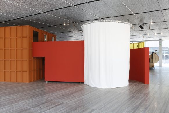 Immagine della mostra “John Bock: The Next Quasi - Complex” - Foto Jacopo Farina. 18 luglio – 24 settembre 2018, Fondazione Prada, Milano. Courtesy Fondazione Prada