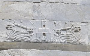 Bassorilievo rappresentante imbarcazioni sulla Torre pendente di Pisa