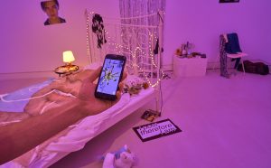 Installation View: Refrakt, Molly Soda, Nicole Ruggiero, Slide to Expose, 2017, Courtesy Refrakt Photo Credits: Refrakt, Molly Soda, Nicole Ruggiero, Slide to Expose, 2017, Installation with AR-Experience, 3D scans by The Collection, Lincoln & Oliver Laric, Courtesy the Artists, Installation View: Kunsthalle Mainz/Norbert Miguletz.