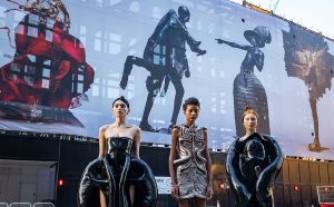 Modelle indossano abiti di is Van Herpen per il lancio dell'artwork di Nick Knight "Knights of Knightsbridge". Credit Jeff Moore