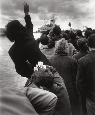 Stefano Robino, Alla partenza della “Cristoforo Colombo”, Genova, 1957 © Archivio Stefano Robino