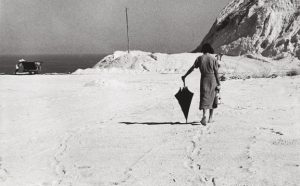 Cecilia Mangini, Il pranzo è in arrivo, Lipari, 1952 © Cecilia Mangini
