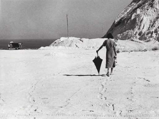 Cecilia Mangini, Il pranzo è in arrivo, Lipari, 1952 © Cecilia Mangini