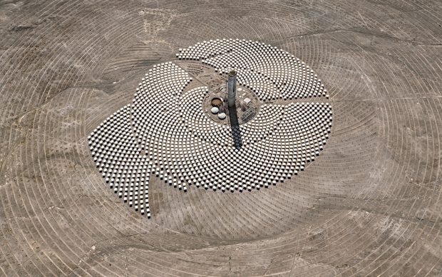 Edward Burtynsky, Cerro Dominador Solar Project #1, Atacama Desert, Chile, 2017. Photo © Edward Burtynsky courtesy Nicholas Metivier Gallery, Toronto