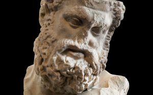 Testa colossale di Ercole in riposo (tipo Farnese), copia marmorea romana della seconda metà del I secolo a.C. di un’opera di Lisippo risalente al 320/310 a.C. circa., Antikenmuseum Basel und Sammlung Ludwig