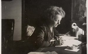 Margherita Sarfatti allo scrittorio nello studio di un suo appartamento romano, 1930 ca