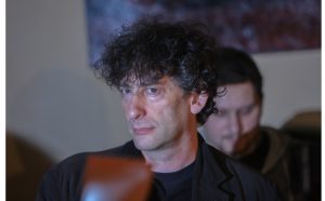 Neil Gaiman nel 2010, photo by Mika Stetsovski fonte Flickr