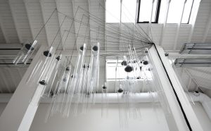 Roberto Pugliese, Emergenze acustiche, 2013 Plexiglas, speaker, cavi audio, cavi metallici, computer, software, composizione audio Dimensioni ambientali