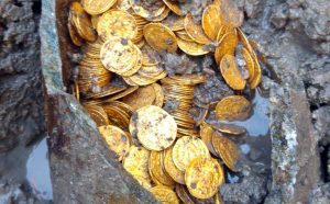 scoperta archeologica como tesoro monete romane