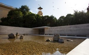 Spencer Finch, Fifteen Stones. Padiglione di Barcellona, Barcellona. Fino al 21 ottobre 2018. Foto Anna Mas