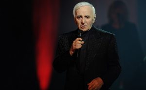 Charles Aznavour in concerto nel 2014, photo by Wijjjilihgvv fonte Wikipedia