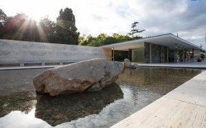 Spencer Finch, Fifteen Stones. Padiglione di Barcellona, Barcellona. Fino al 21 ottobre 2018. Foto Anna Mas