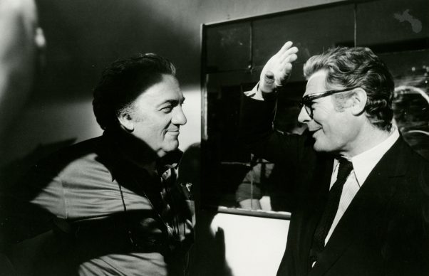 Marcello Mastroianni e Federico Fellini sul set de La città delle donne. Photo: Cineteca di Bologna / Reporters Associati & Archivi