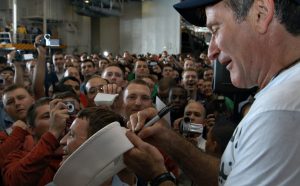 Robin Williams firma autografi a bordo della USS Enterprise (CVN 65), nel 2013, fonte Wikipedia