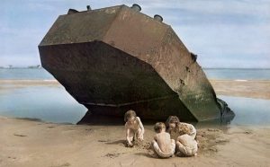Bambini giocano a Omaha Beach, Normandia, Francia, 1947 © Chim (David Seymour) / Magnum Photos. Courtesy Chim Estate
